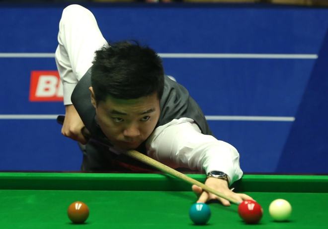 的球场上比 的球场上比